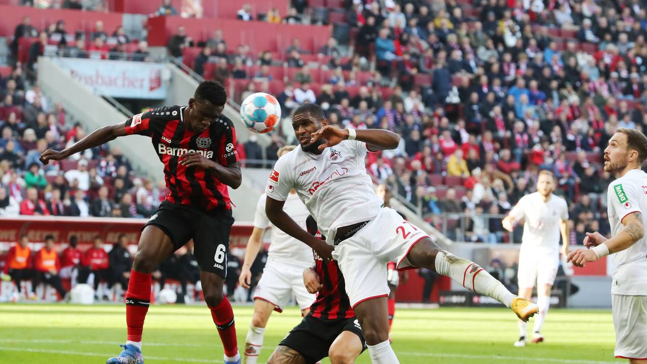 Anthony Modeste, hier im Duell gegen Odilon Kossounou, trifft im Derby doppelt für den 1. FC Köln.