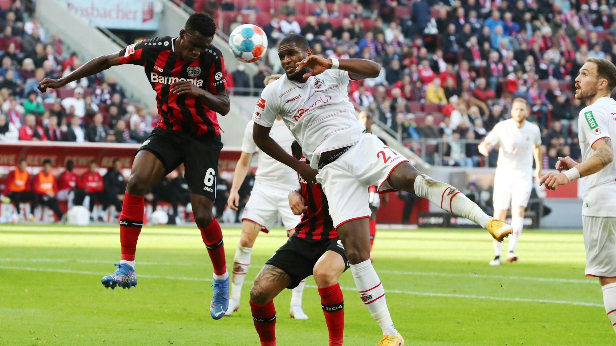 Anthony Modeste, hier im Duell gegen Odilon Kossounou, trifft im Derby doppelt für den 1. FC Köln.
