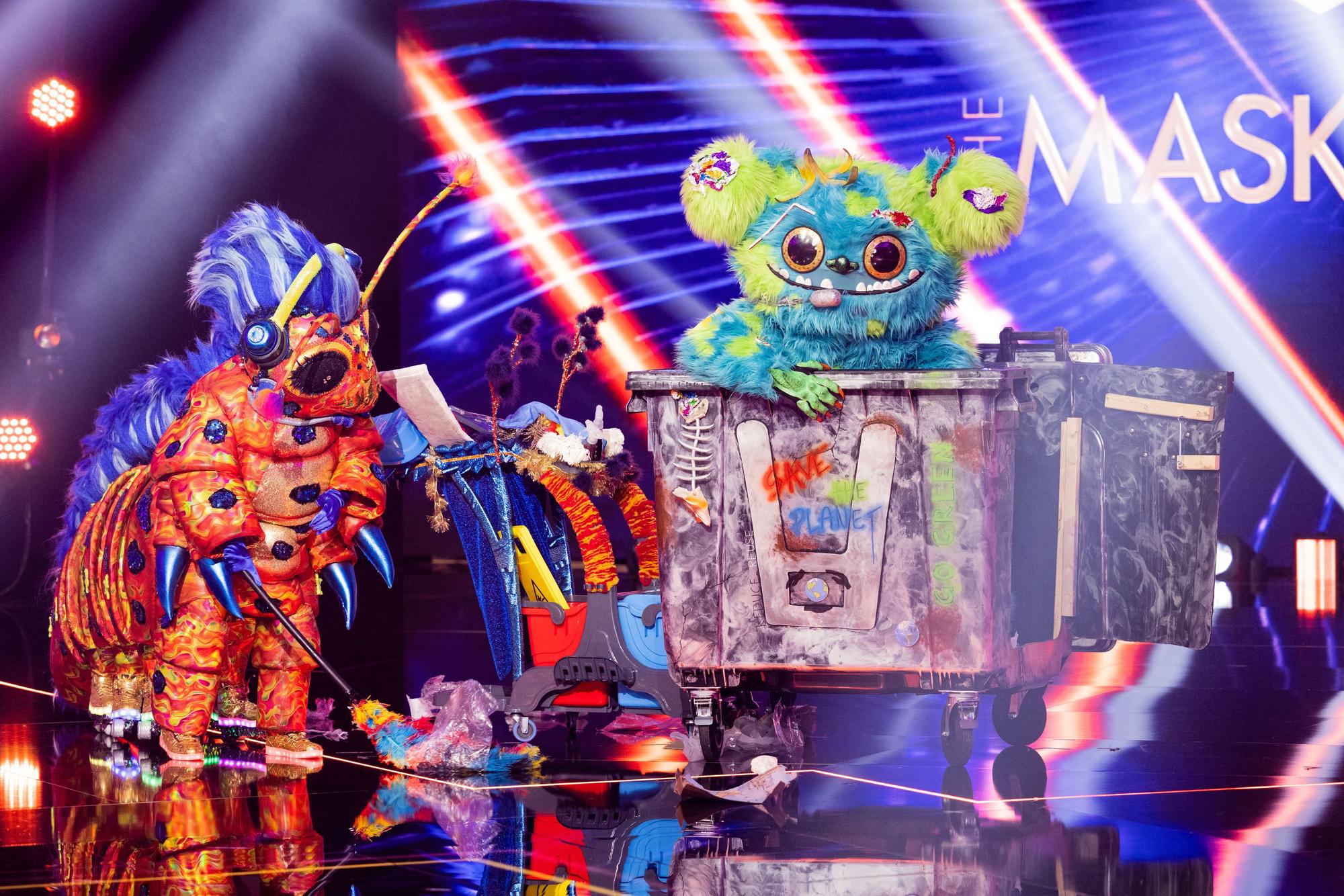 Die Figuren „Die Raupe“ und „Mülli Müller“ stehen in der Prosieben-Show „The Masked Singer“ auf der Bühne.