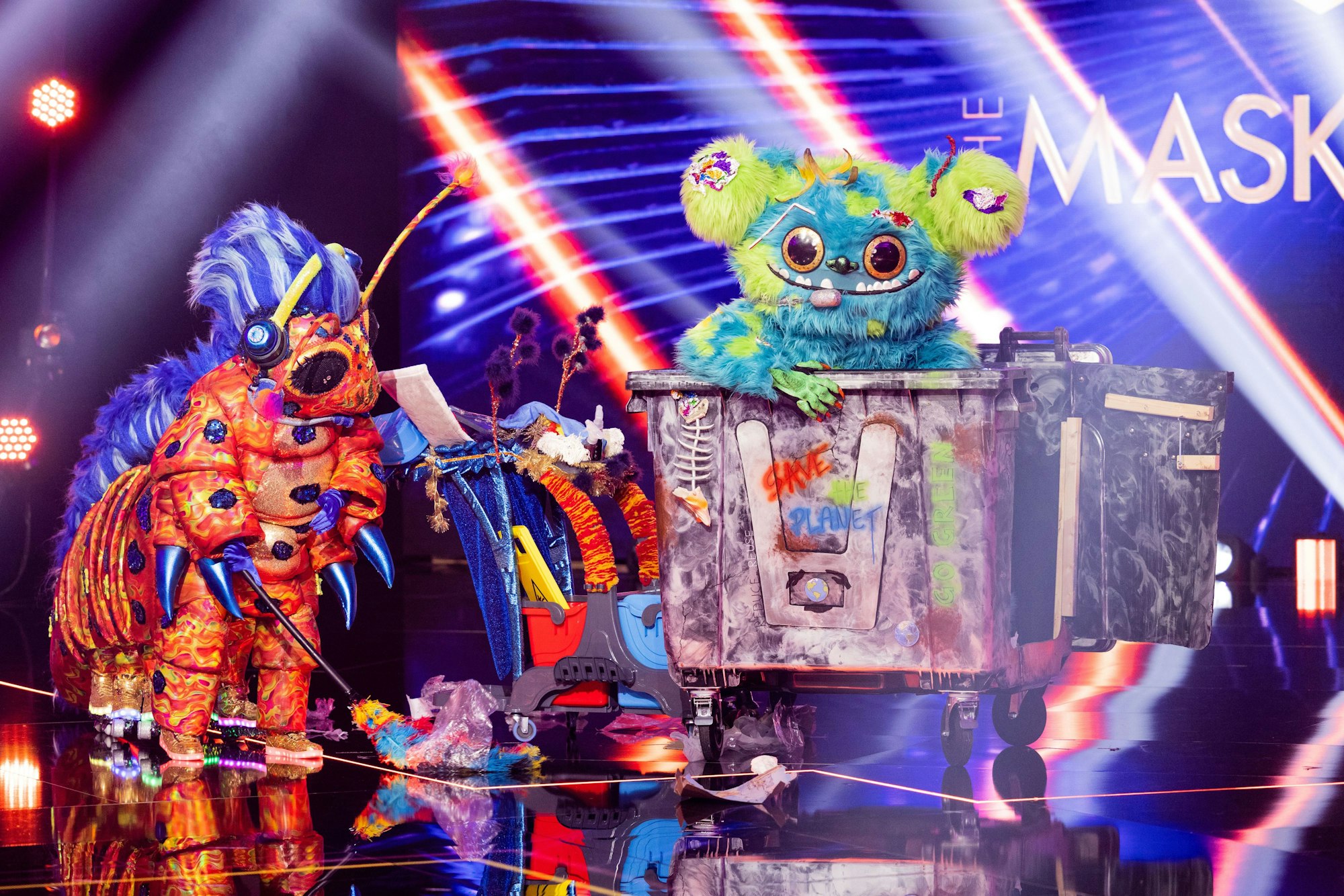 Die Figuren „Die Raupe“ und „Mülli Müller“ stehen in der Prosieben-Show „The Masked Singer“ auf der Bühne.