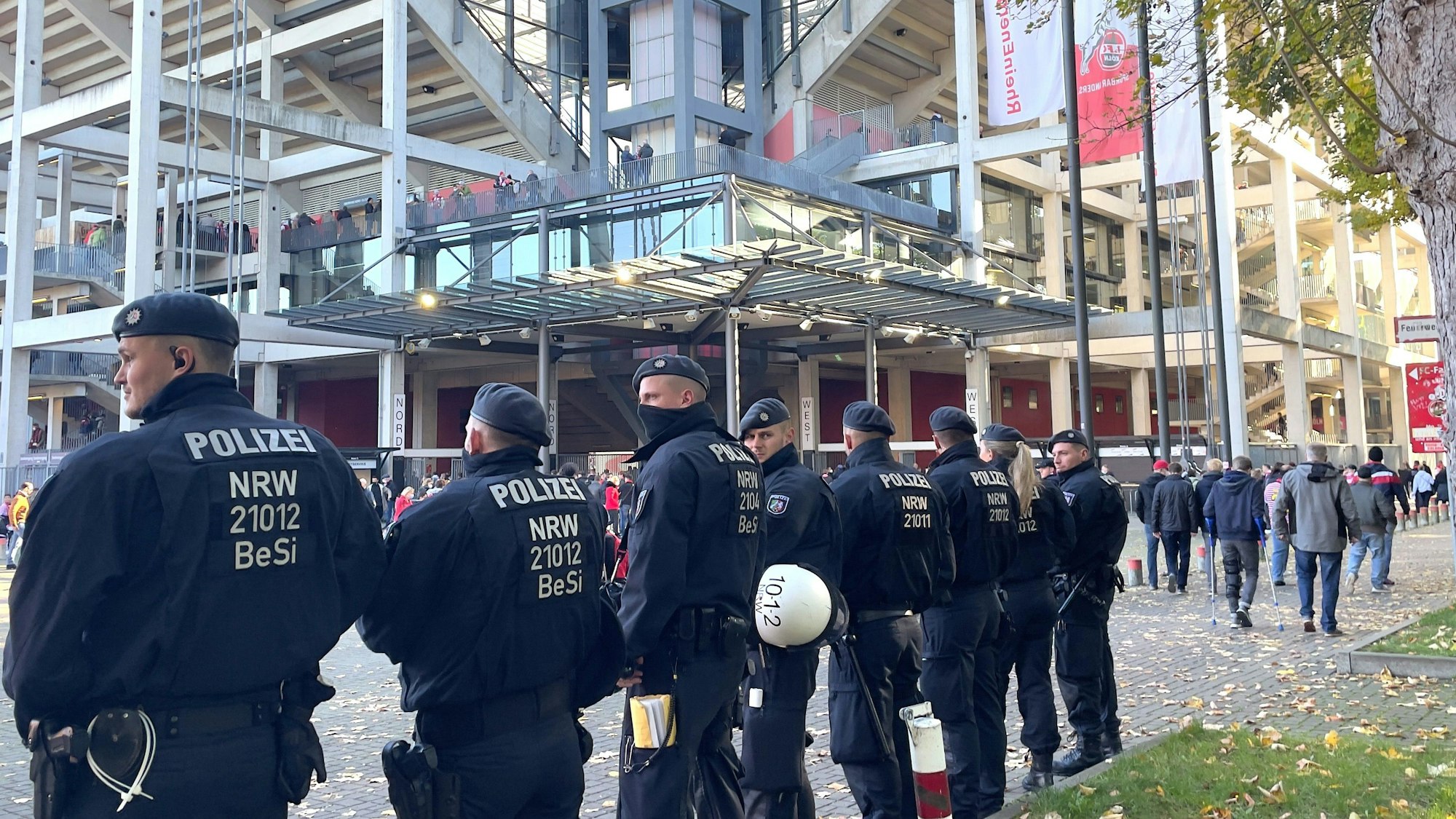 Polizisten sind beim Bundesliga-Spiel 1. FC Köln gegen Bayer Leverkusen im Einsatz.