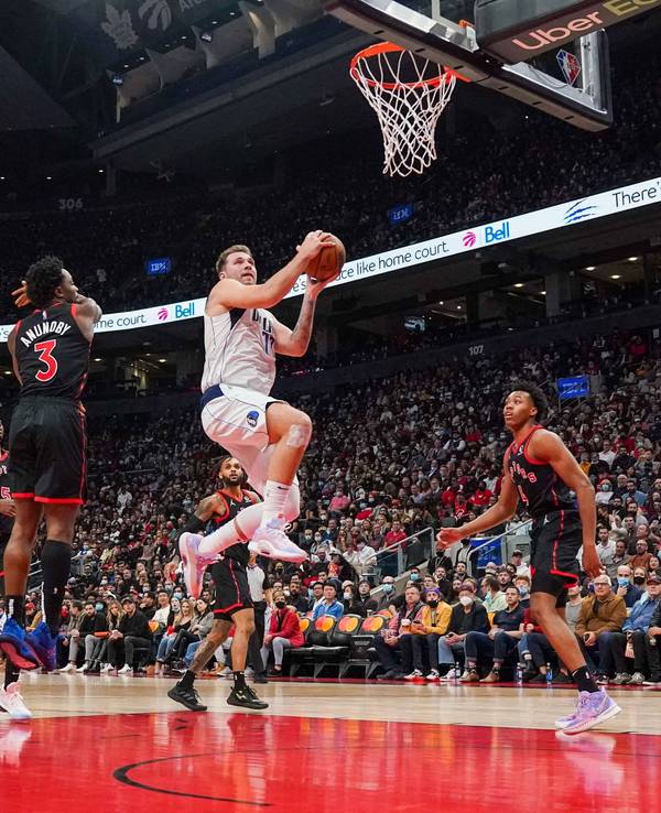 NBA-Star Luka Doncic setzt sich gegen die Gegenspieler der Toronto Raptors durch