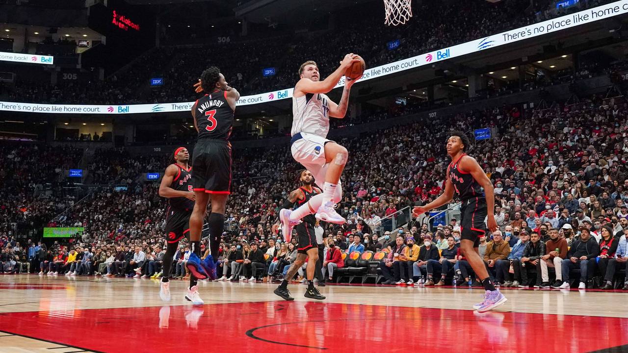NBA-Star Luka Doncic setzt sich gegen die Gegenspieler der Toronto Raptors durch