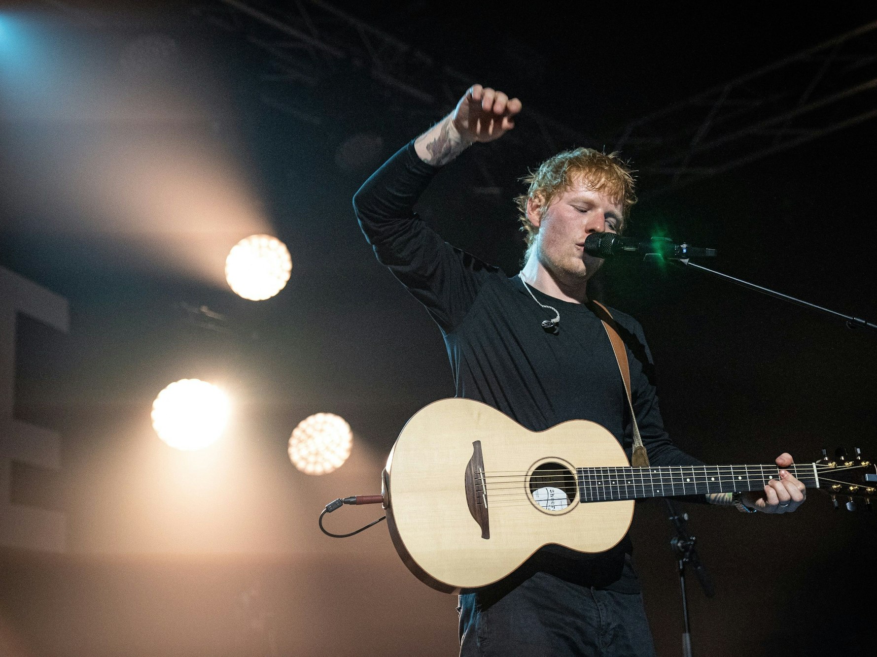Ed Sheeran steht mit seiner Gitarre auf der Bühne.