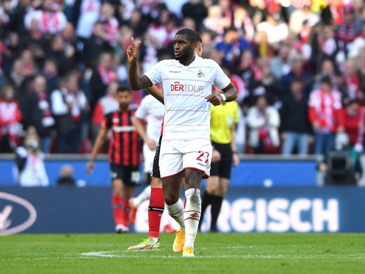 Anthony Modeste jubelt über ein Tor im Derby gegen Bayer Leverkusen.
