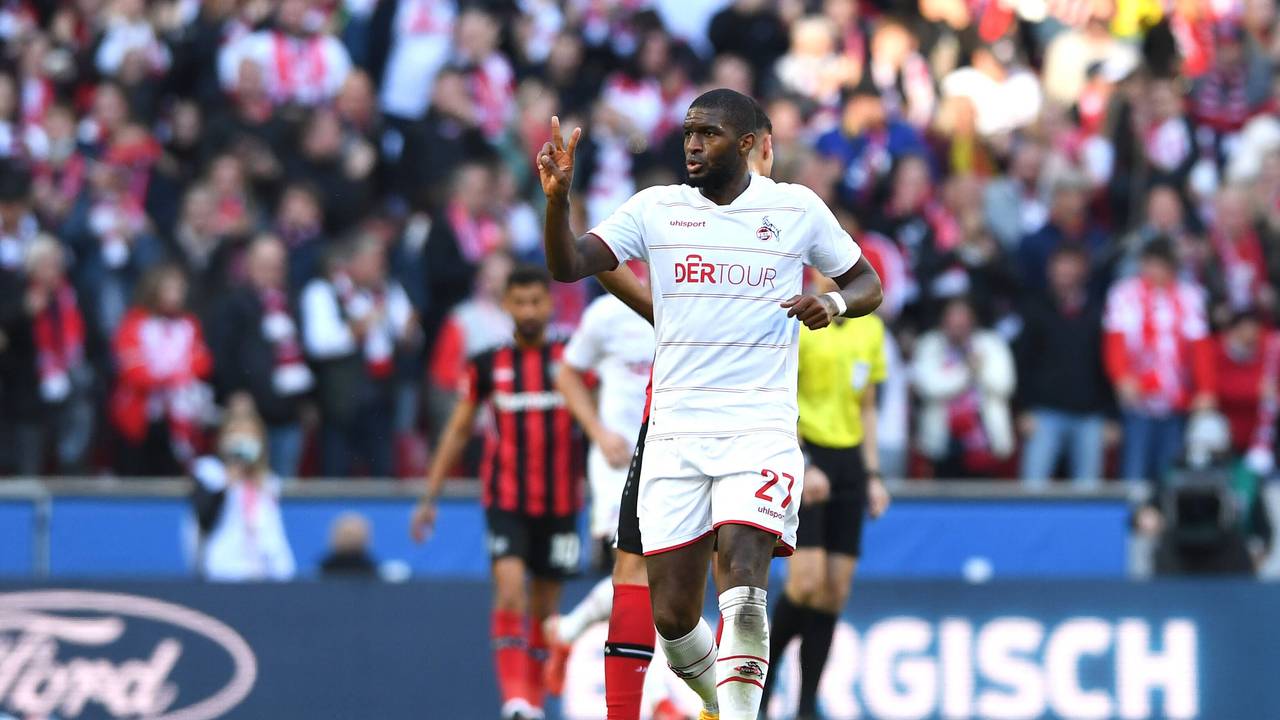 Anthony Modeste jubelt über ein Tor im Derby gegen Bayer Leverkusen.