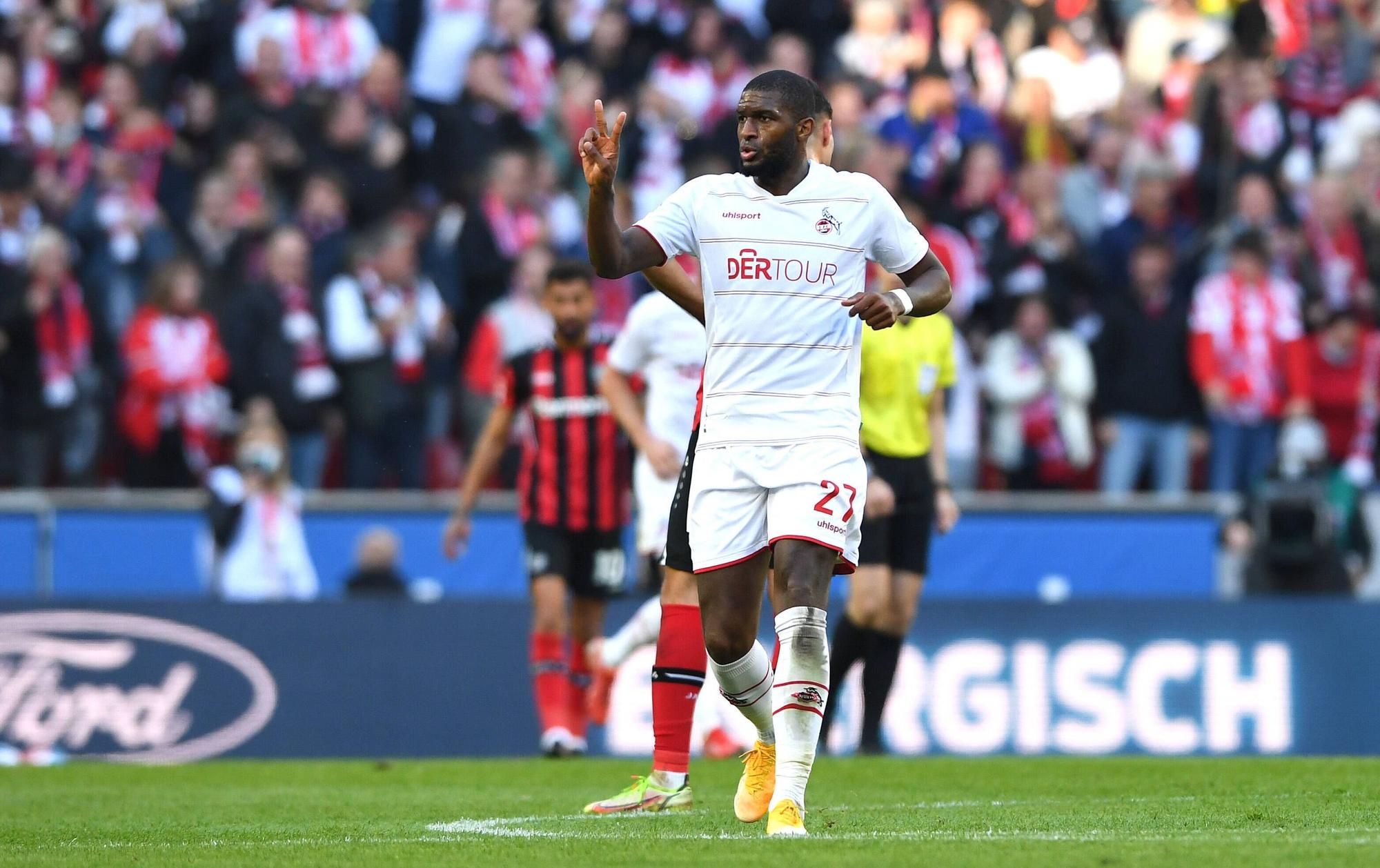 Anthony Modeste jubelt über ein Tor im Derby gegen Bayer Leverkusen.