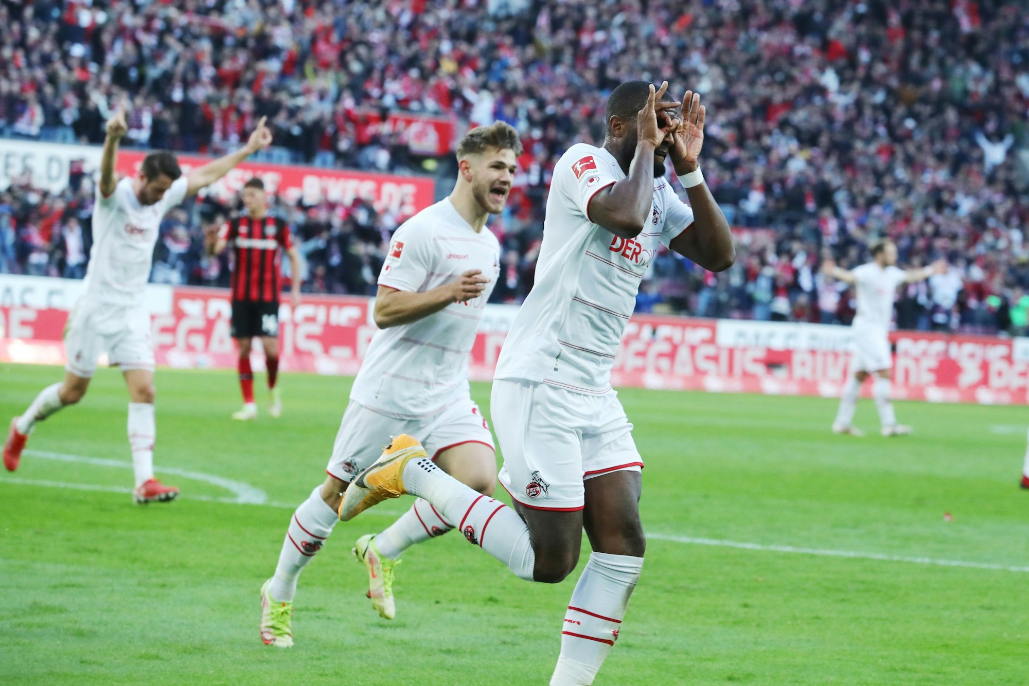 Anthony Modeste jubelte nach seinem Treffer zum 2:2 für den 1. FC Köln gegen Bayer Leverkusen.
