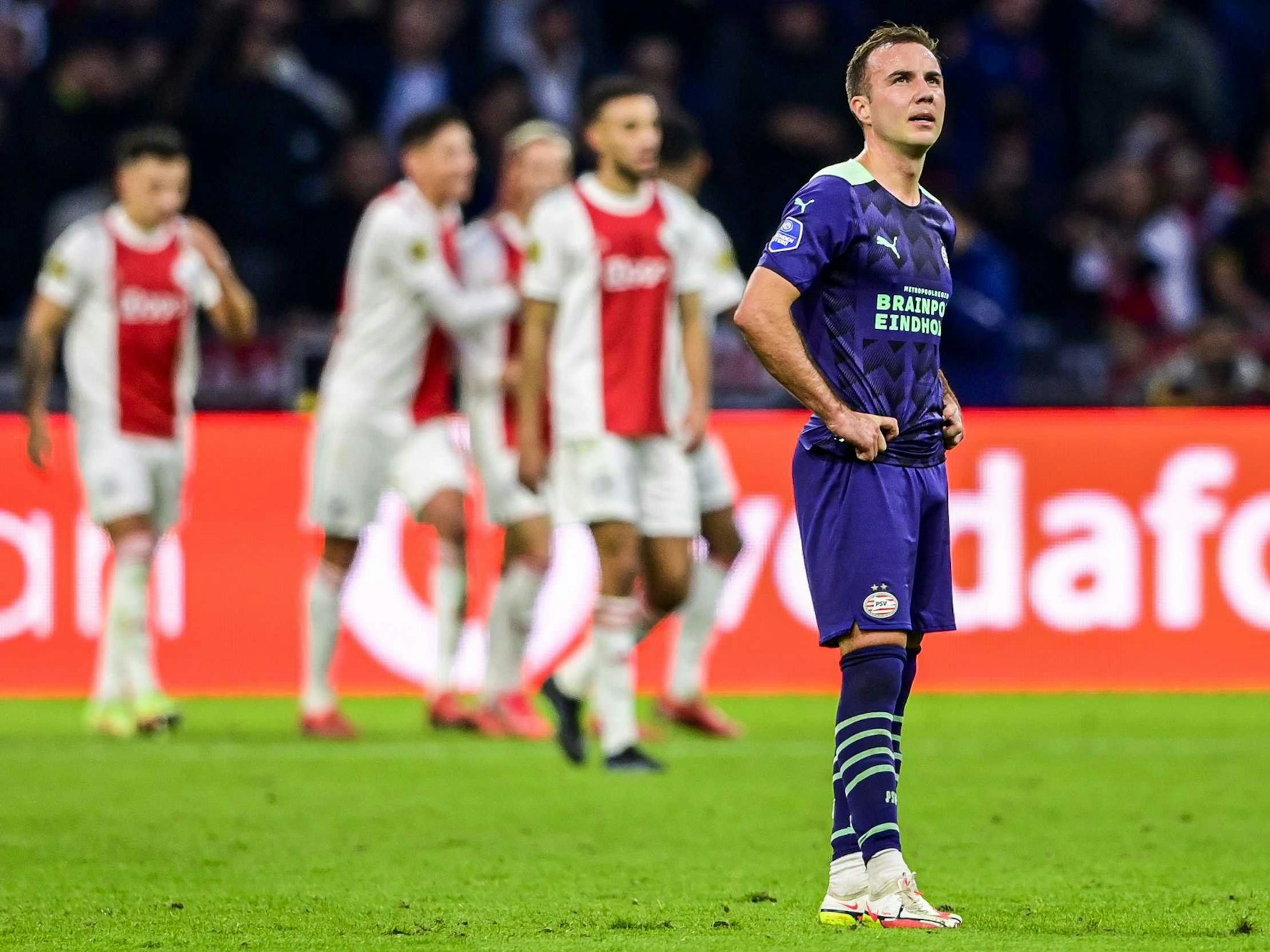 Mario Götze steht enttäuscht auf dem Rasen
