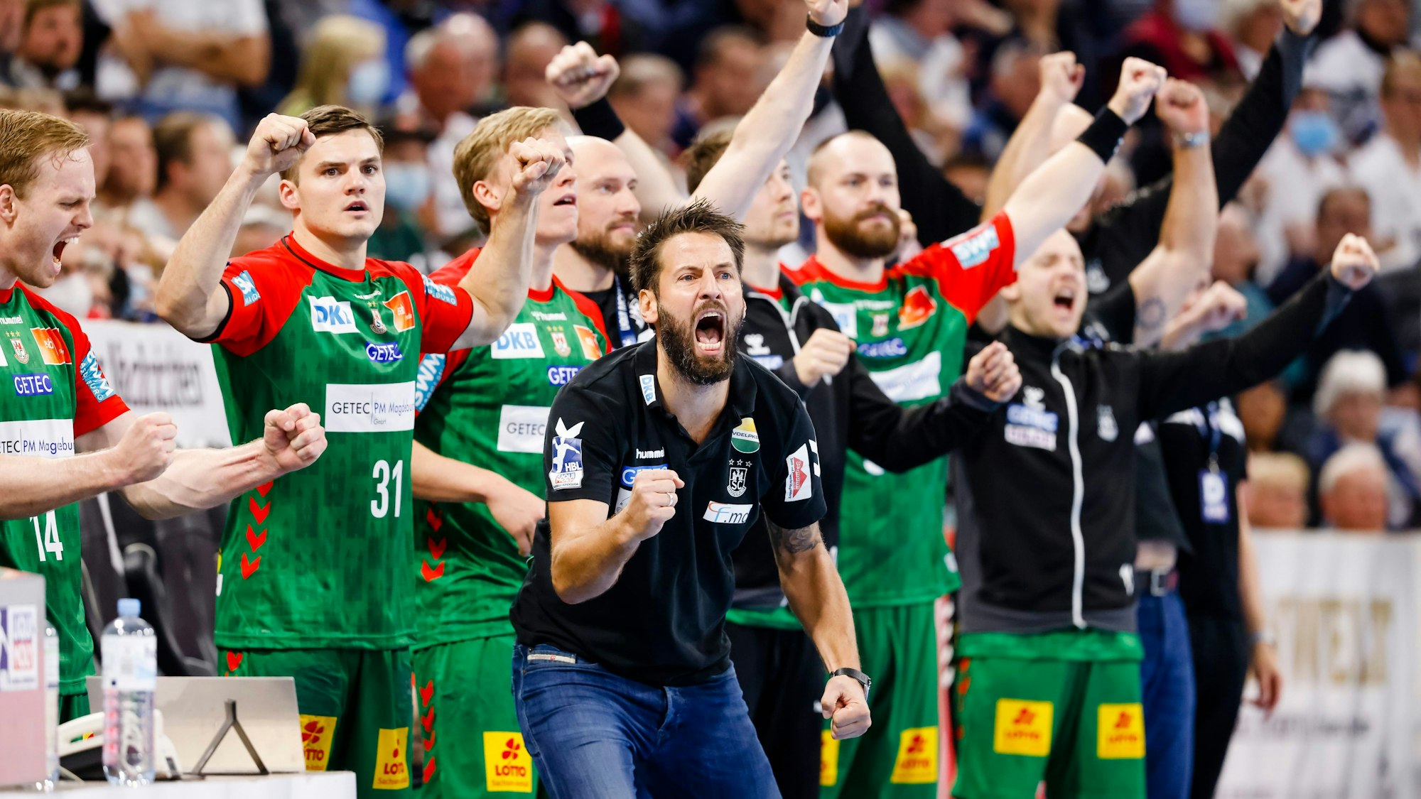 Die Bank des SC Magdeburg jubelt