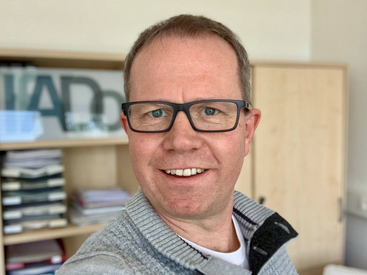 Immunologe Prof. Dr. Carsten Watzl lächelt in die Kamera.