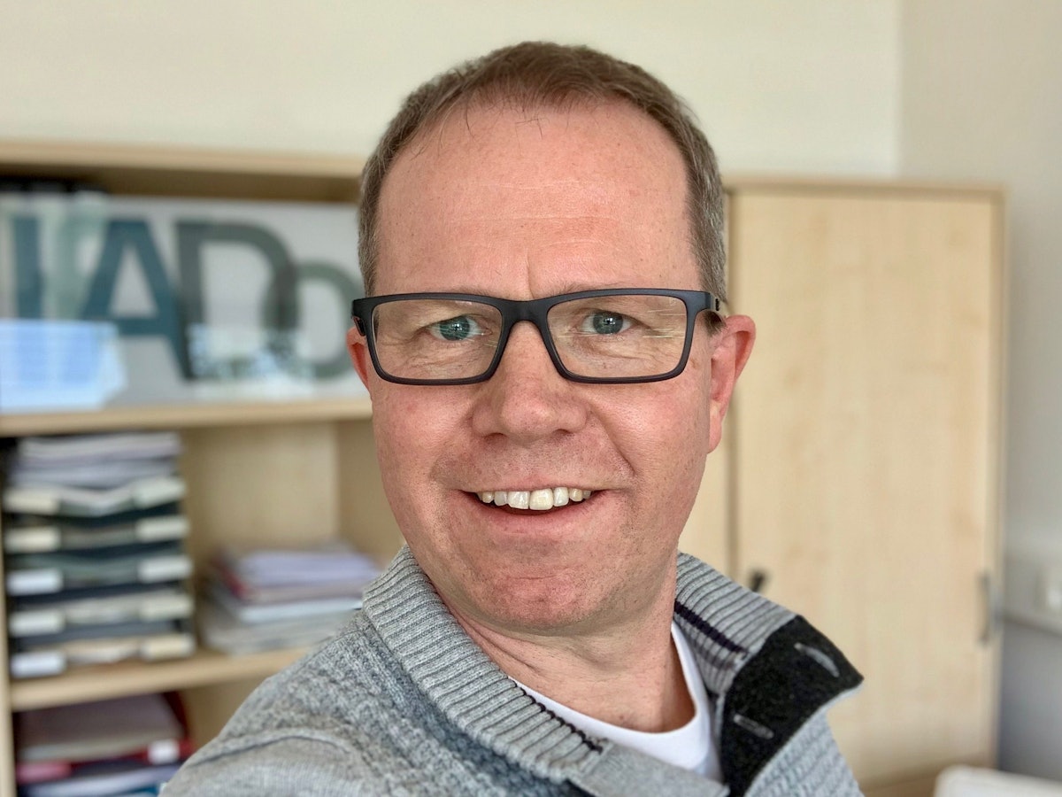 Immunologe Prof. Dr. Carsten Watzl lächelt in die Kamera.