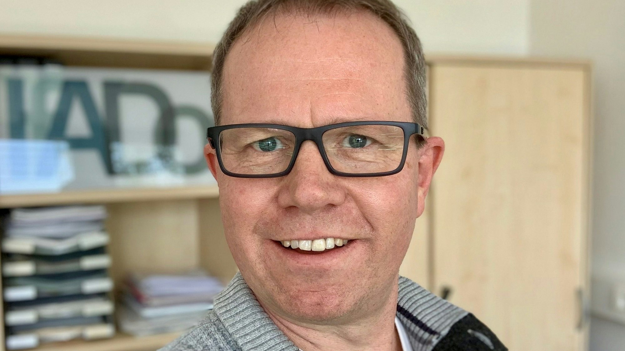 Immunologe Prof. Dr. Carsten Watzl lächelt in die Kamera.