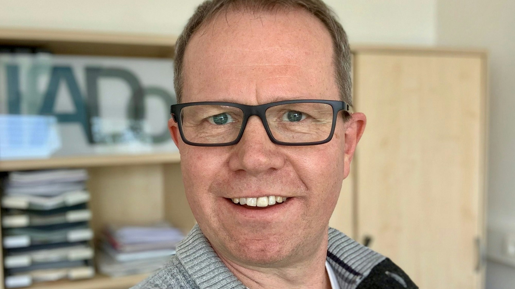 Immunologe Prof. Dr. Carsten Watzl lächelt in die Kamera.