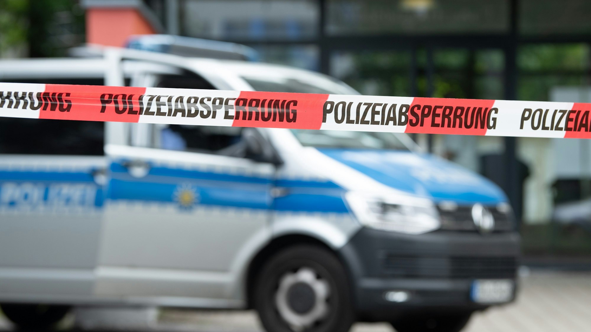 Ein Polizeiauto steht hinter einer Absperrung vor einem Studentenwohnheim im Dresdner Stadtteil Strehlen (Symbolfoto). In München wurde ein 14 Jahres altes Mädchen erstochen aufgefunden.