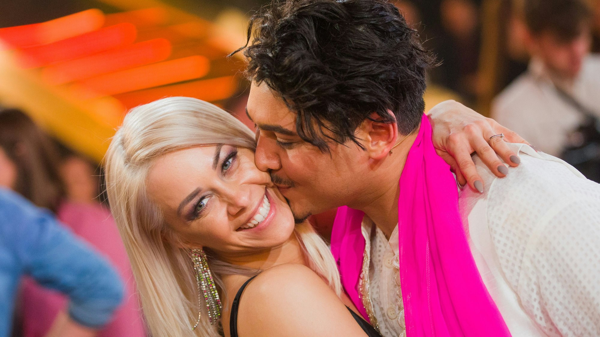 ARCHIV - 18.05.2018, Nordrhein-Westfalen, Köln: Profitänzer Erich Klann und seine Frau, die Profitänzerin Oana Nechiti küssen sich im Anschluss an die RTL-Tanzshow Let's Dance. (zu dpa «Tänzerin Oana Nechiti ergänzut «Superstar»-Jury» vom 16.10.2018) Foto: Rolf Vennenbernd/dpa +++ dpa-Bildfunk +++