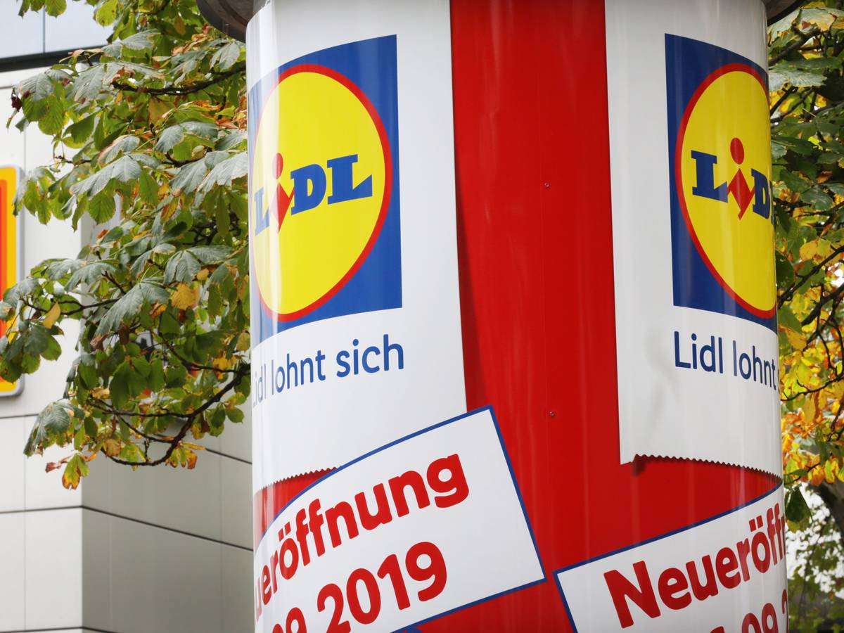 Auf einer Litfaßsäule prangt eine Lidl-Werbung, im Hintergrund ist eine Aldi-Filiale zu sehen.