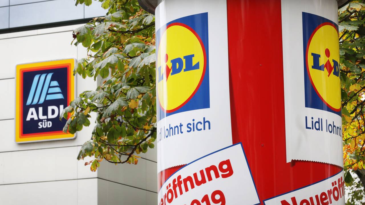 Auf einer Litfaßsäule prangt eine Lidl-Werbung, im Hintergrund ist eine Aldi-Filiale zu sehen.