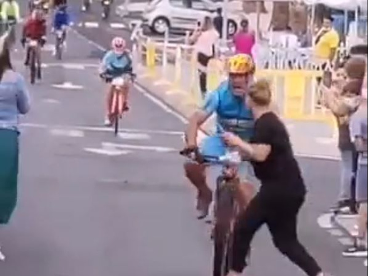 Ein Radfahrer stößt bei einem Jedermann-Rennen heftig mit einer Zuschauerin zusammen.