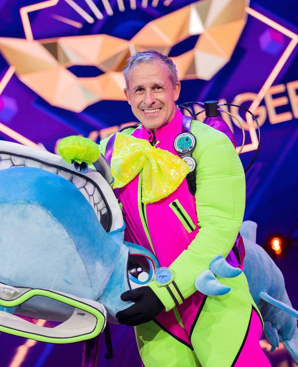 Pierre Littbarski, ehemaliger Fußballer und Weltmeister, steht als enttarnte Figur „Der Hammerhai“ in der Prosieben-Show „The Masked Singer“ auf der Bühne.