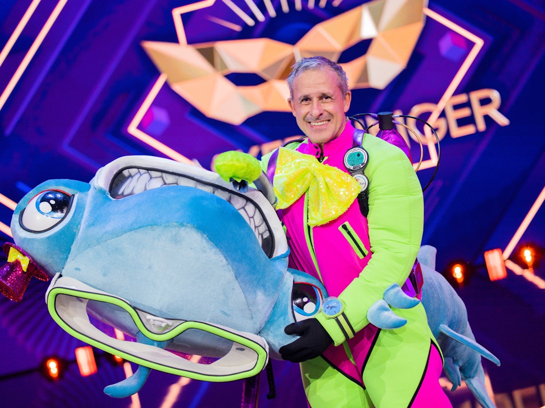 Pierre Littbarski, ehemaliger Fußballer und Weltmeister, steht als enttarnte Figur „Der Hammerhai“ in der Prosieben-Show „The Masked Singer“ auf der Bühne.
