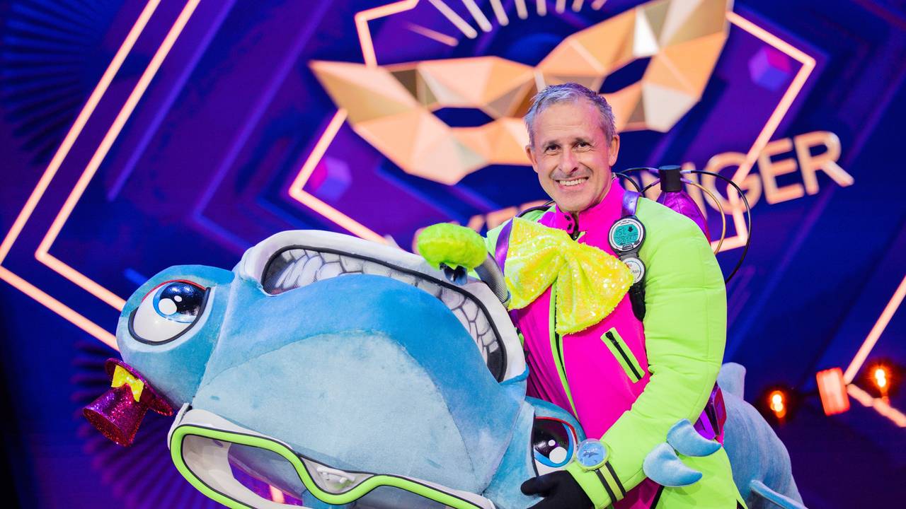 Pierre Littbarski, ehemaliger Fußballer und Weltmeister, steht als enttarnte Figur „Der Hammerhai“ in der Prosieben-Show „The Masked Singer“ auf der Bühne.
