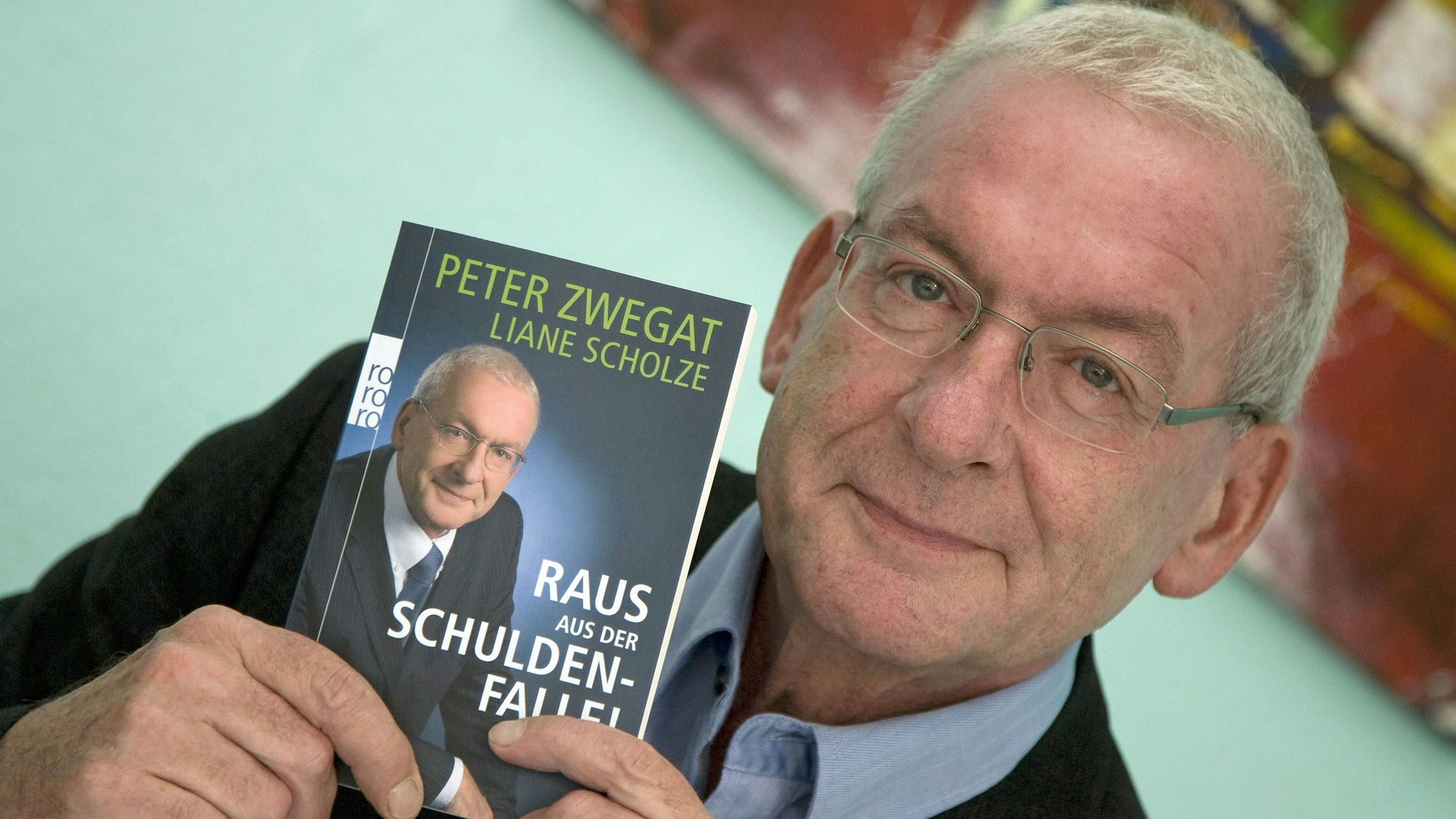 Der Schuldnerberater und Autor, Peter Zwegat, präsentiert in den Räumlichkeiten seiner Beratungsstelle in Berlin sein Buch„Raus aus der Schuldenfalle“.
