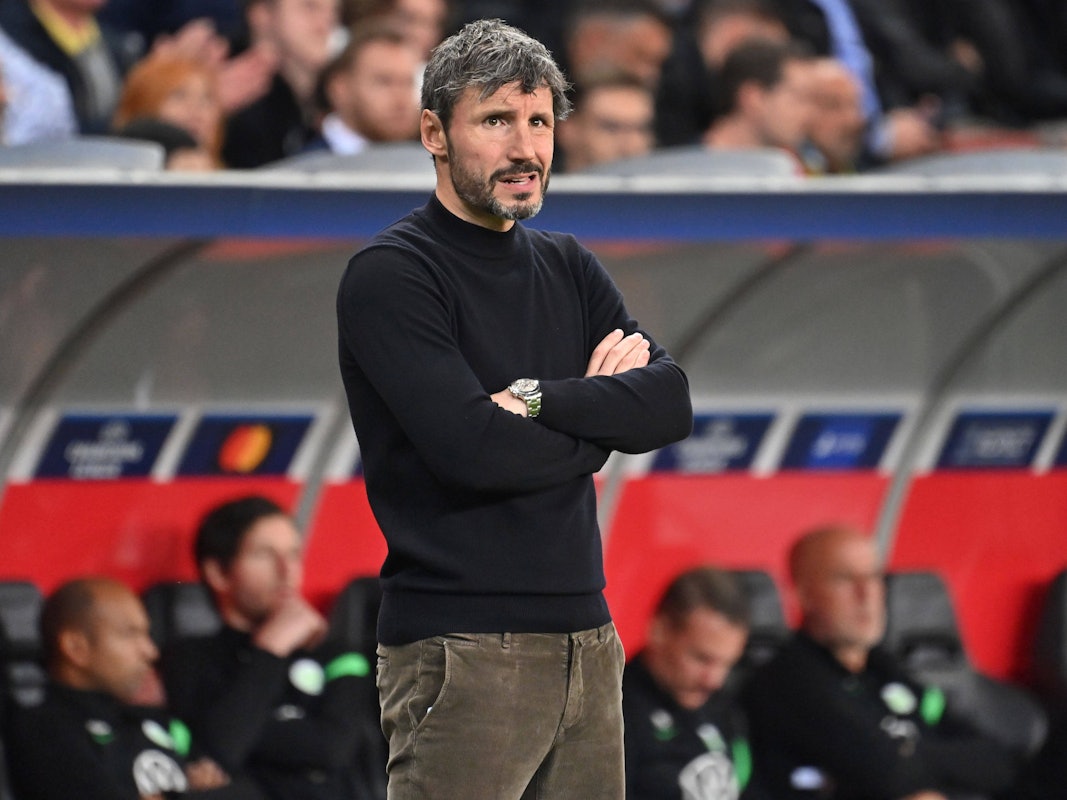 Mark van Bommel steht an der Seitenlinie