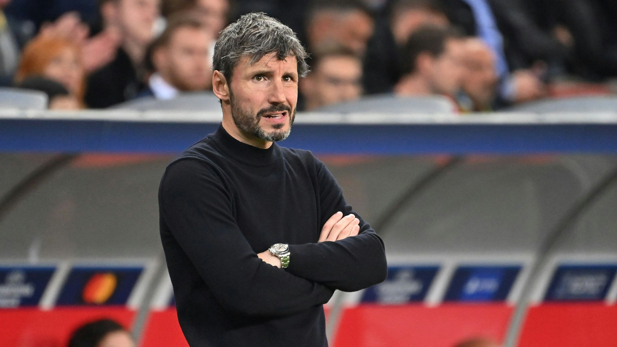 Mark van Bommel steht an der Seitenlinie