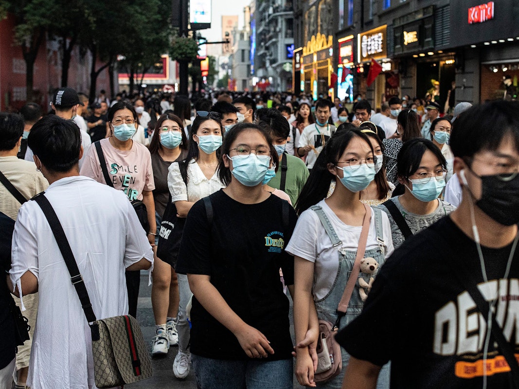 Menschenmassen laufen durch die Innenstadt von Wuhan.