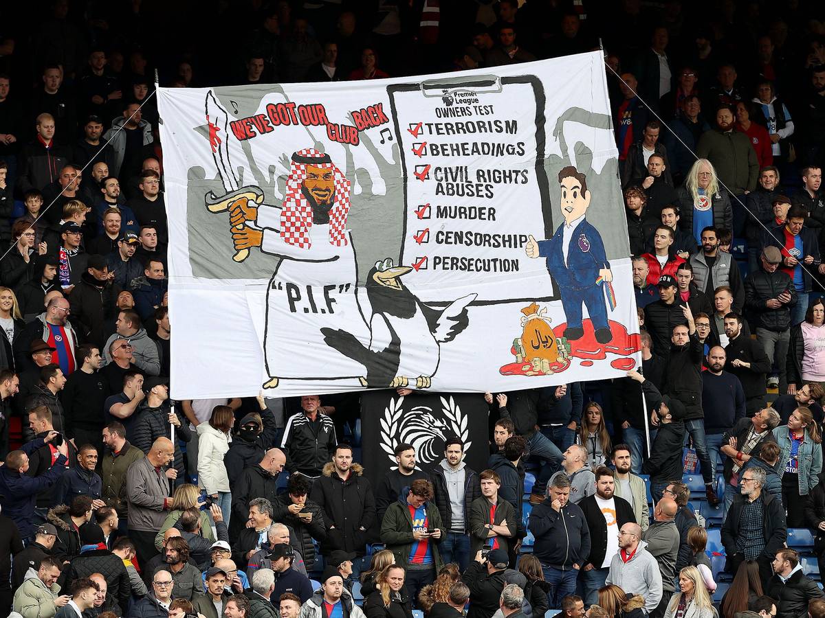 Crystal-Palace-Fans kritisieren auf einem Plakat die Übernahme von Newcastle United aus Saudi-Arabien