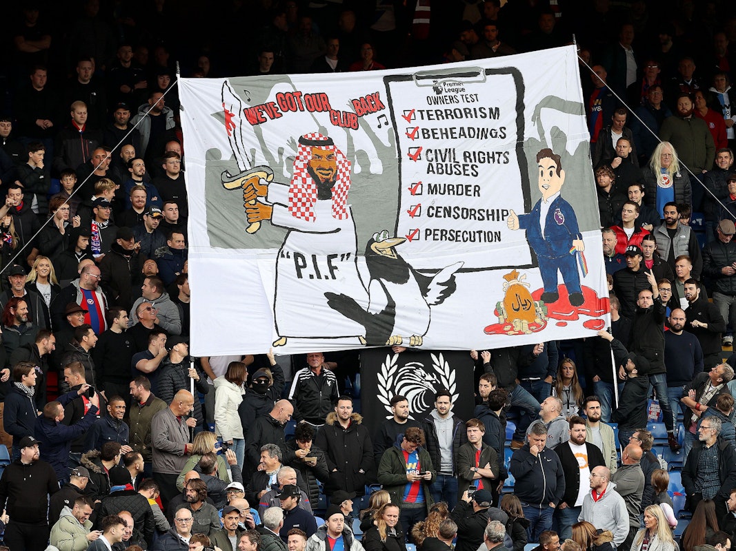 Crystal-Palace-Fans kritisieren auf einem Plakat die Übernahme von Newcastle United aus Saudi-Arabien