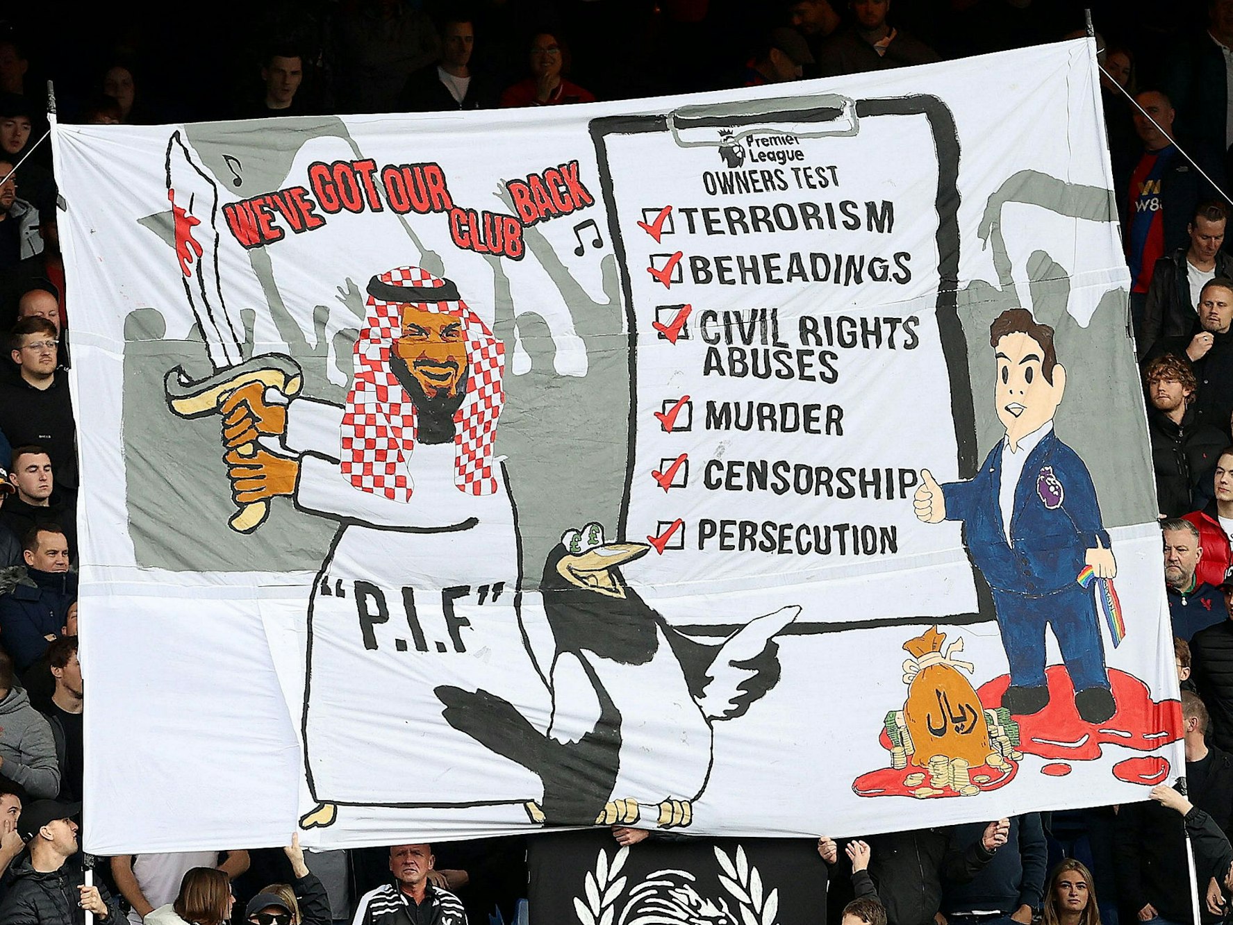 Crystal-Palace-Fans kritisieren auf einem Plakat die Übernahme von Newcastle United aus Saudi-Arabien