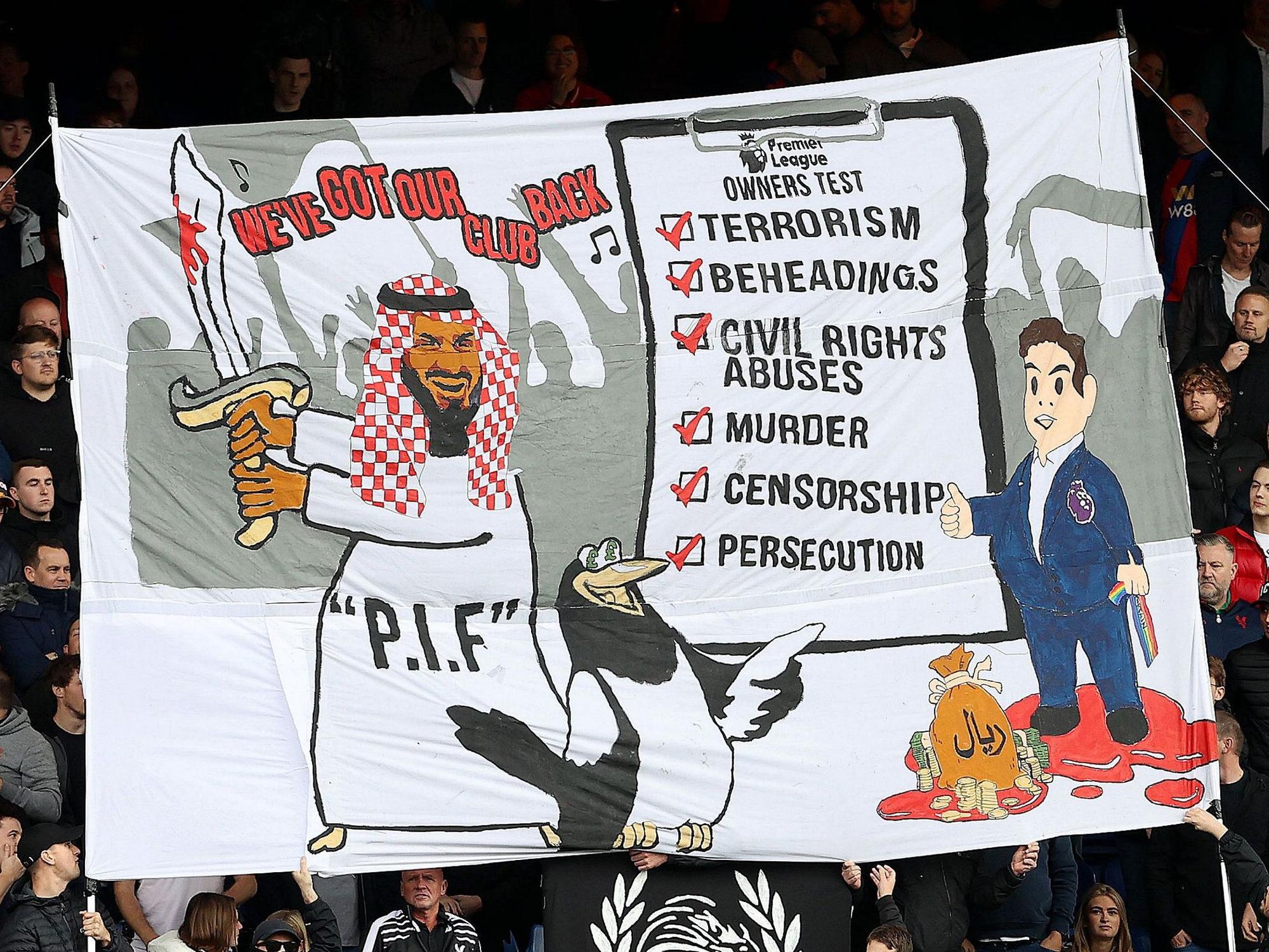 Crystal-Palace-Fans kritisieren auf einem Plakat die Übernahme von Newcastle United aus Saudi-Arabien