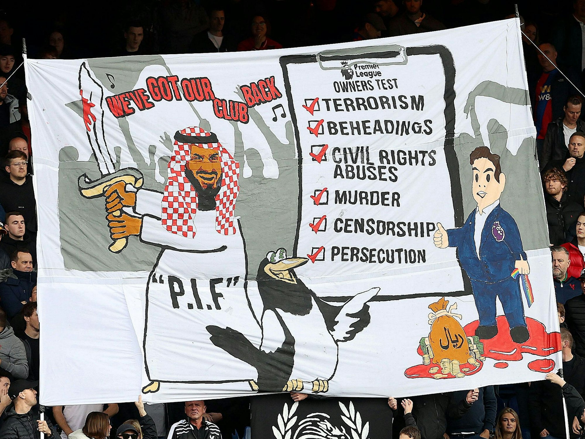 Crystal-Palace-Fans kritisieren auf einem Plakat die Übernahme von Newcastle United aus Saudi-Arabien
