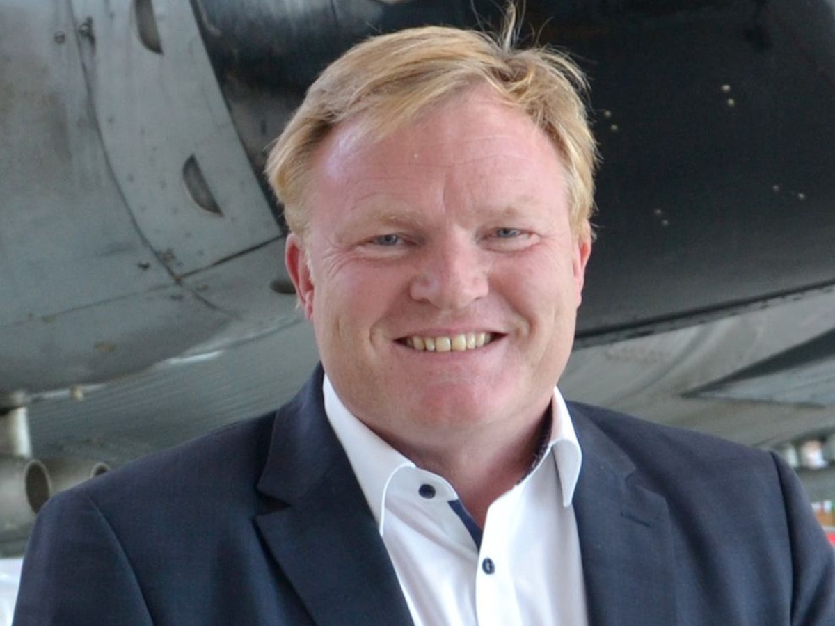 Stefan Caplan, Bürgermeister der 19 000 Einwohner-Stadt Burscheid bei Köln, hat einen Pokal bekommen.