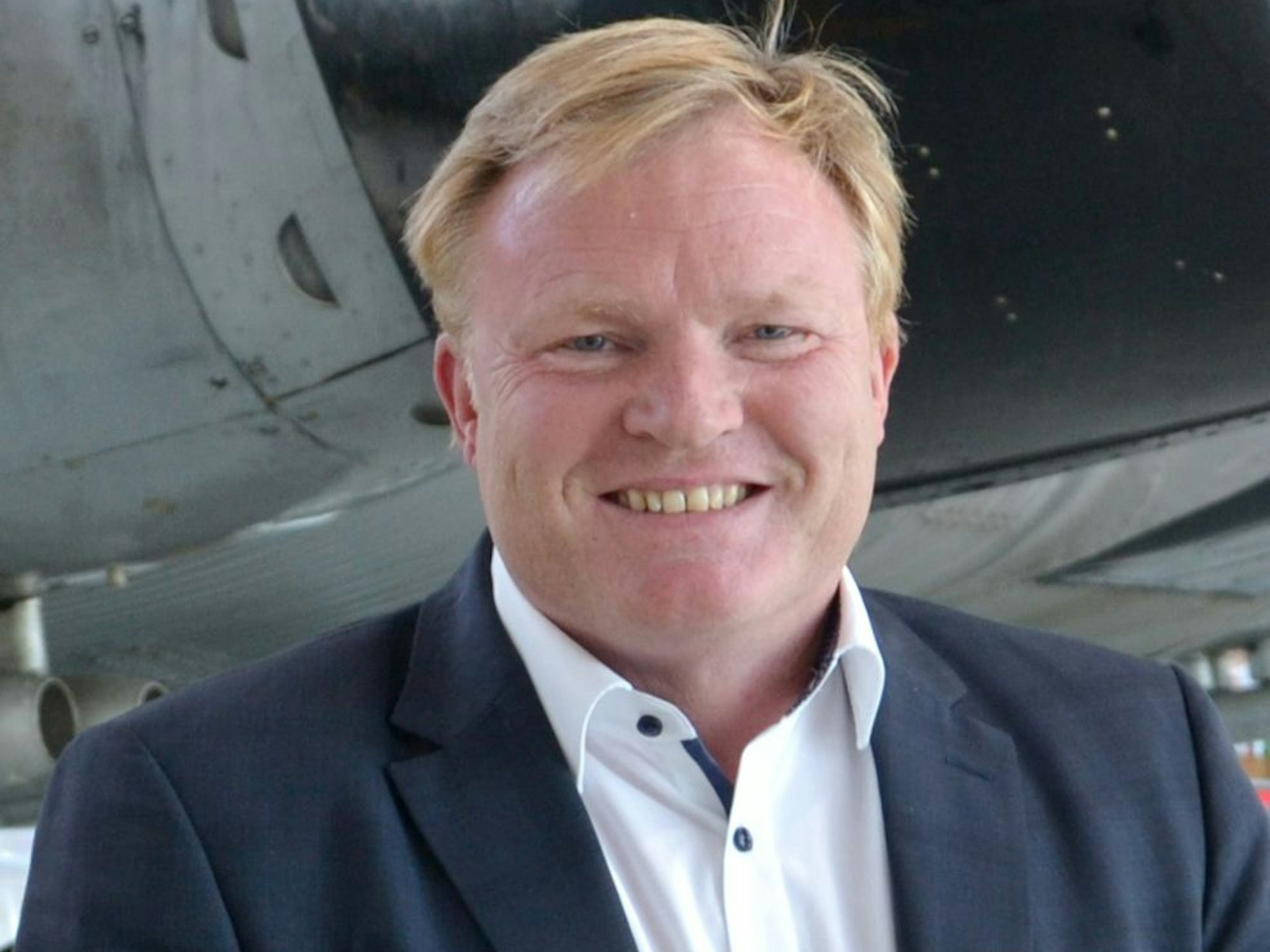 Stefan Caplan, Bürgermeister der 19 000 Einwohner-Stadt Burscheid bei Köln, hat einen Pokal bekommen.