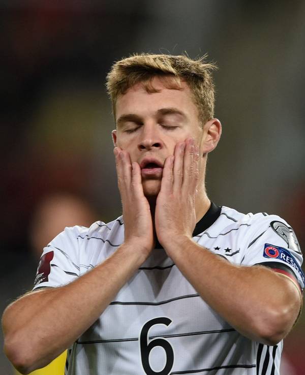 Bayerns Joshua Kimmich schlägt die Hände vor das Gesicht.