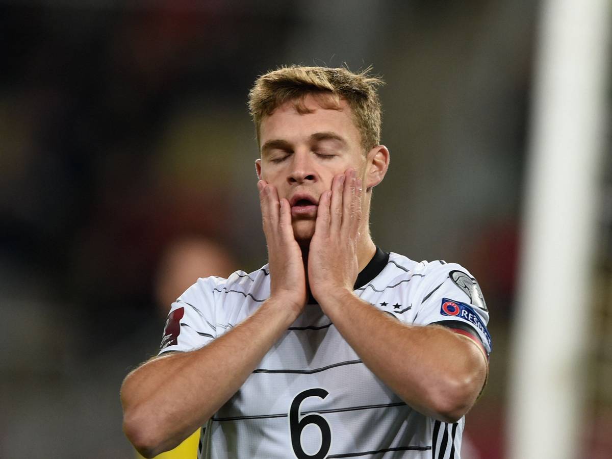 Bayerns Joshua Kimmich schlägt die Hände vor das Gesicht.