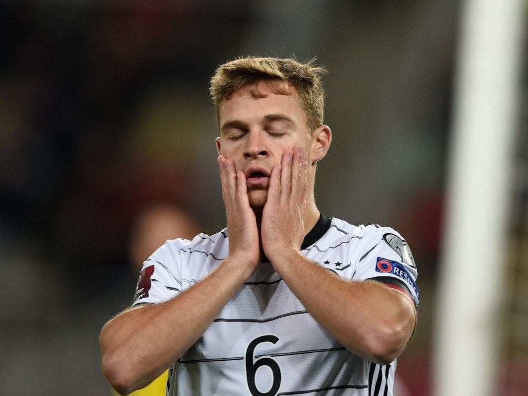 Bayerns Joshua Kimmich schlägt die Hände vor das Gesicht.