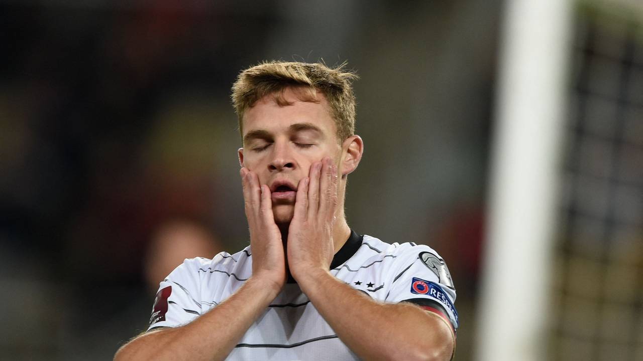 Bayerns Joshua Kimmich schlägt die Hände vor das Gesicht.