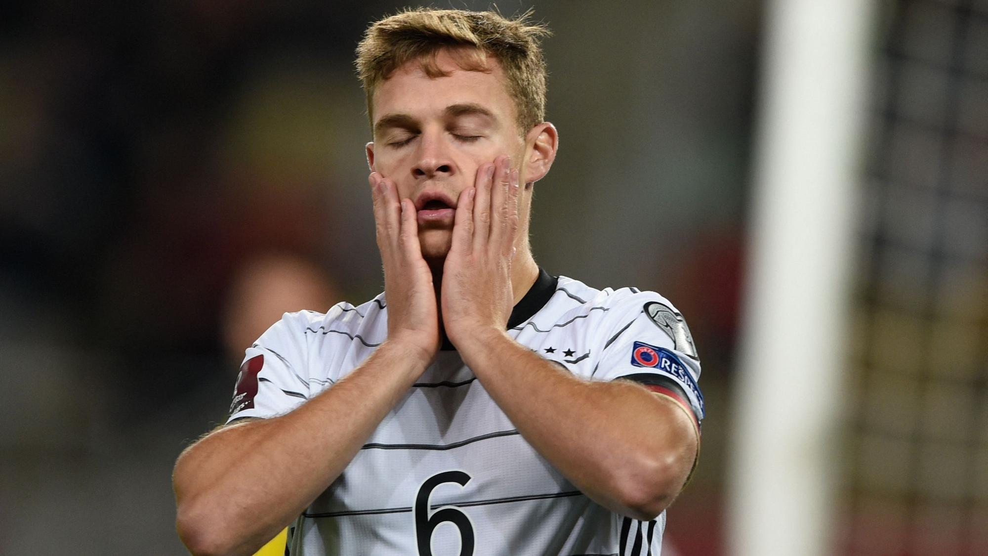 Bayerns Joshua Kimmich schlägt die Hände vor das Gesicht.