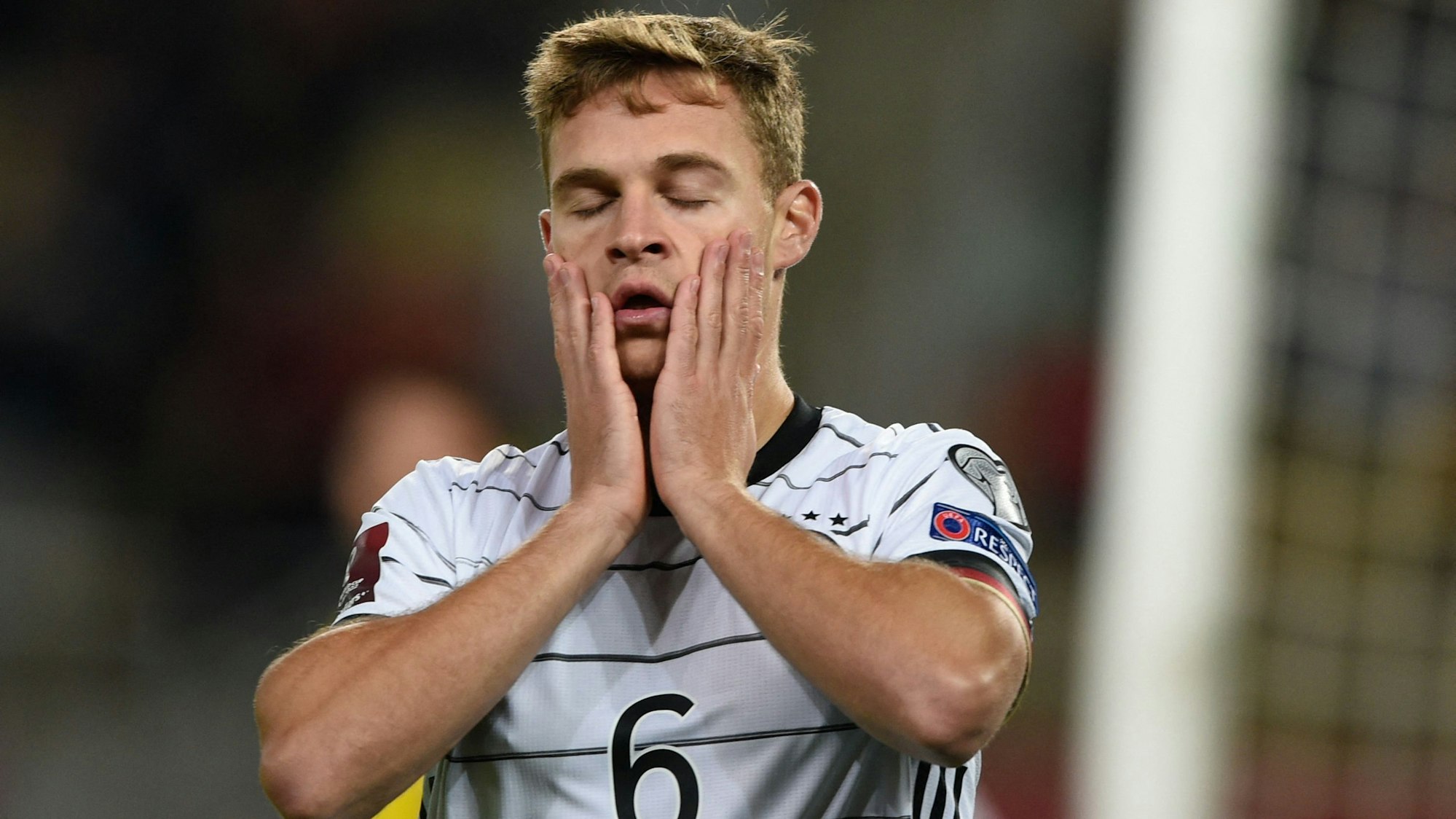 Bayerns Joshua Kimmich schlägt die Hände vor das Gesicht.