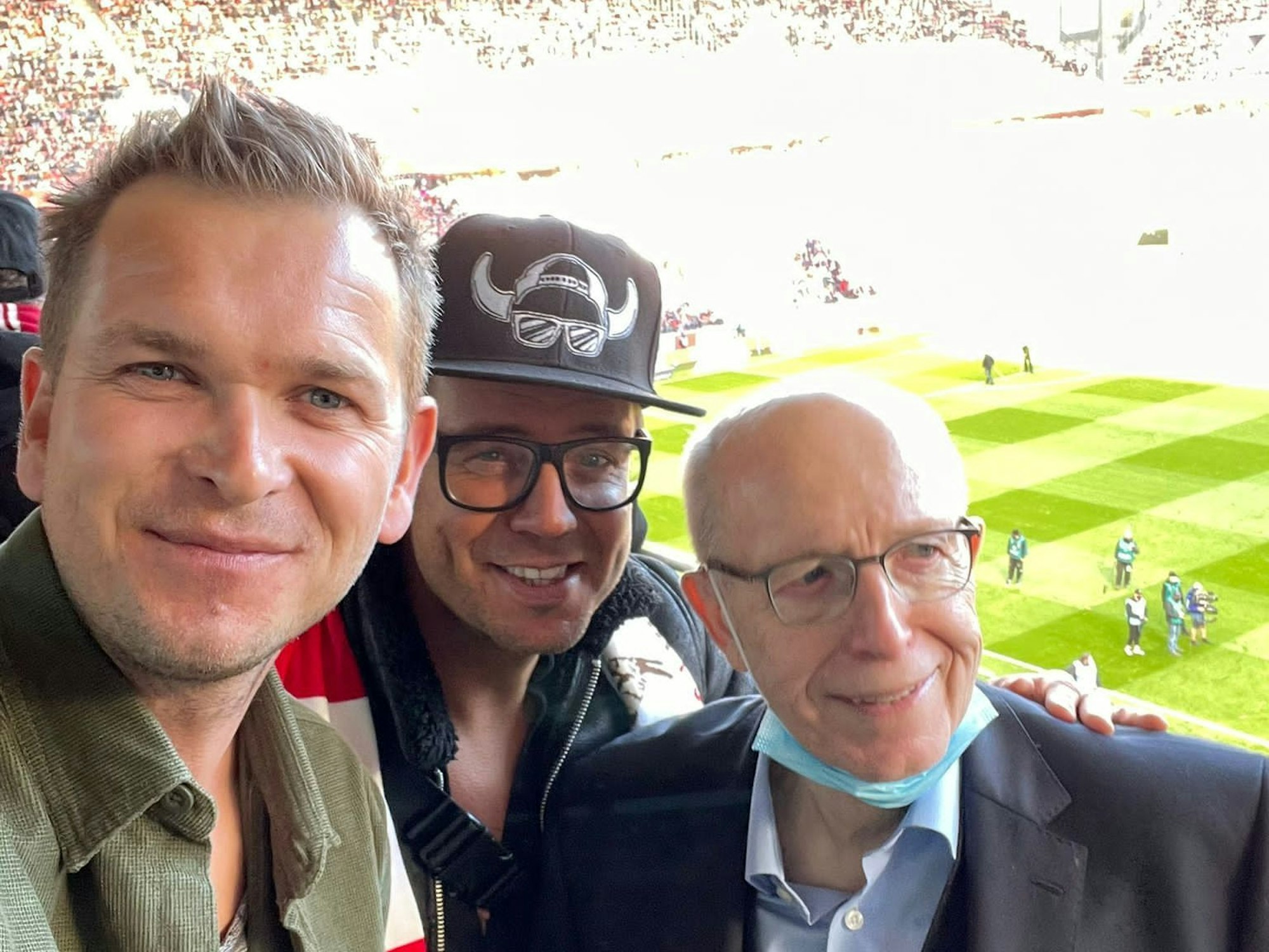 Lorenz Büffel und Reiner Calmund auf der Tribüne beim Derby zwischen dem 1. FC Köln und Bayer Leverkusen (24. Oktober 2021)