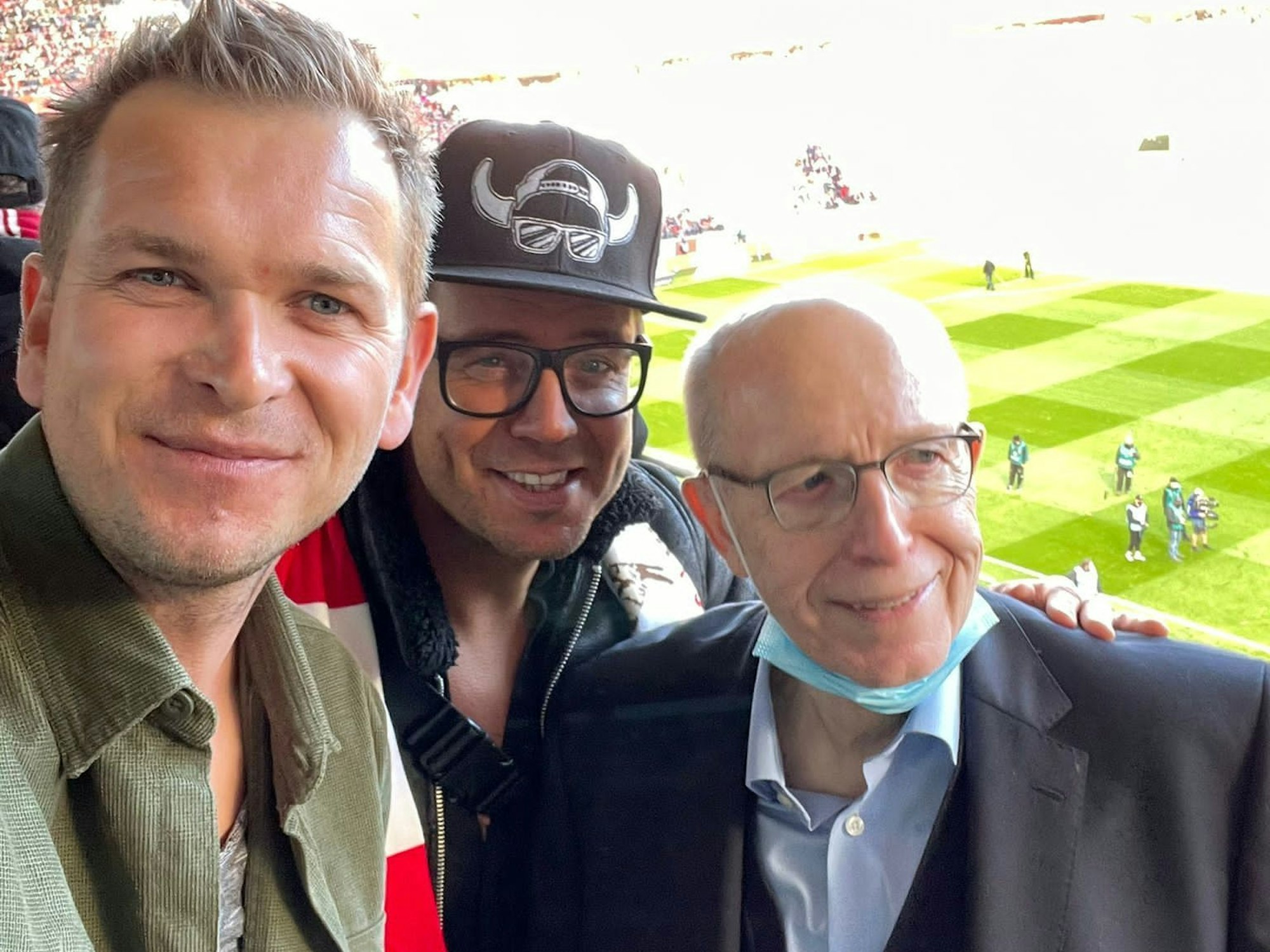 Lorenz Büffel und Reiner Calmund auf der Tribüne beim Derby zwischen dem 1.FC Köln und Bayer Leverkusen (24. Oktober 2021)