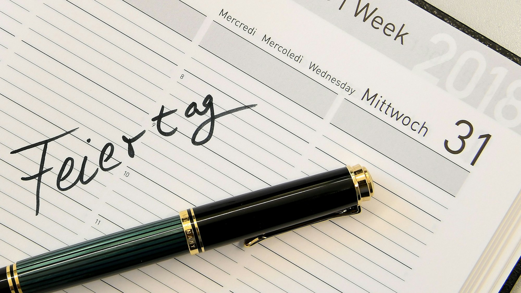 In manchen Bundesländern ist der Reformationstag ein gesetzlicher Feiertag, in anderen nicht. Unser Symbolbild (aufgenommen am 19. Juni 2018) zeigt ein Kalenderblatt mit dem Wort „Feiertag“.