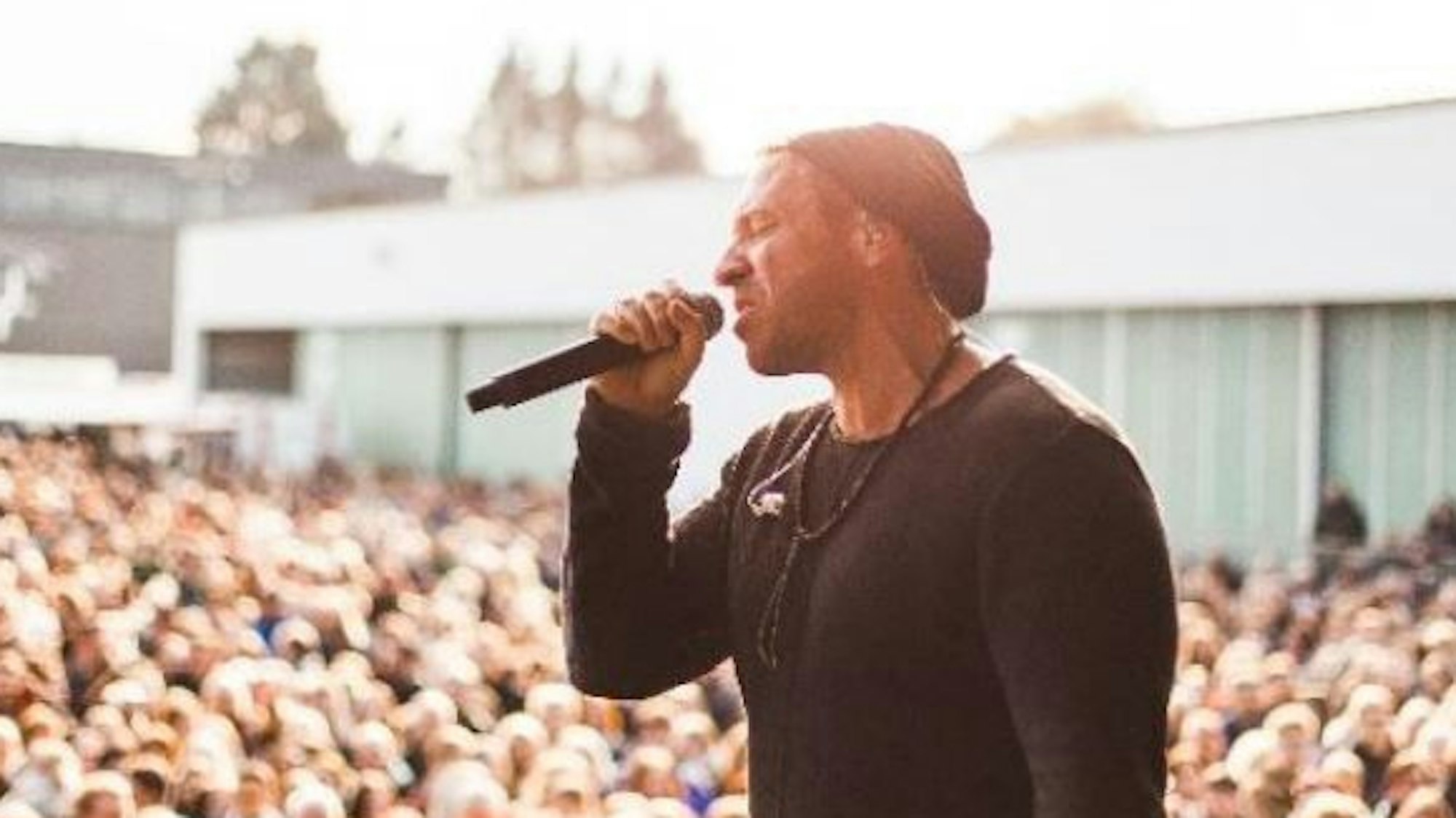 Sänger Patric auf der Bühne