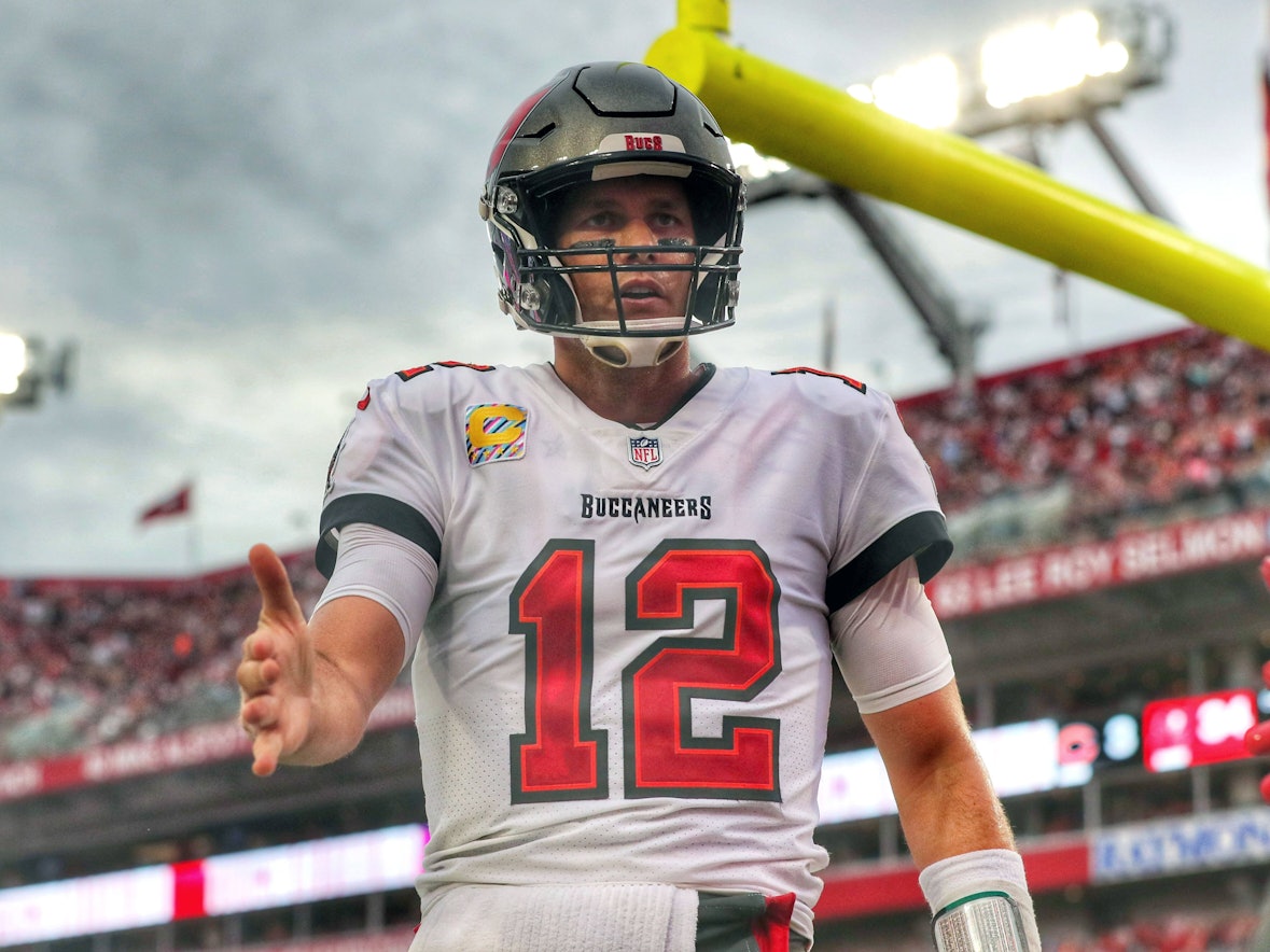 Tom Brady streckt seine rechte Hand aus, um seinem Mitspieler Mike Evans zu gratulieren.