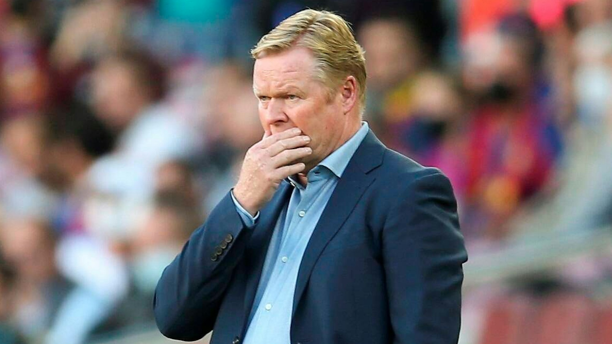 Ronald Koeman fasst sich mit der Hand an den Mund.