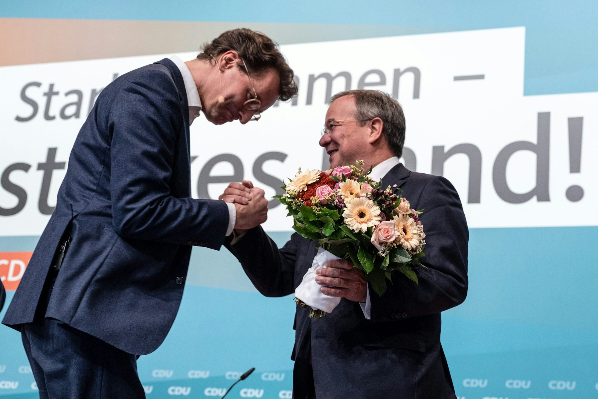 Hendrik Wüst nimmt die Glückwünsche seines Vorgängers Armin Laschet entgegen.